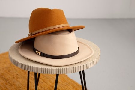 Boina sobre uma mesa